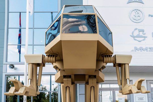 Firma Kalašnikov představila obrněného kráčejícího robota s lidskou posádkou