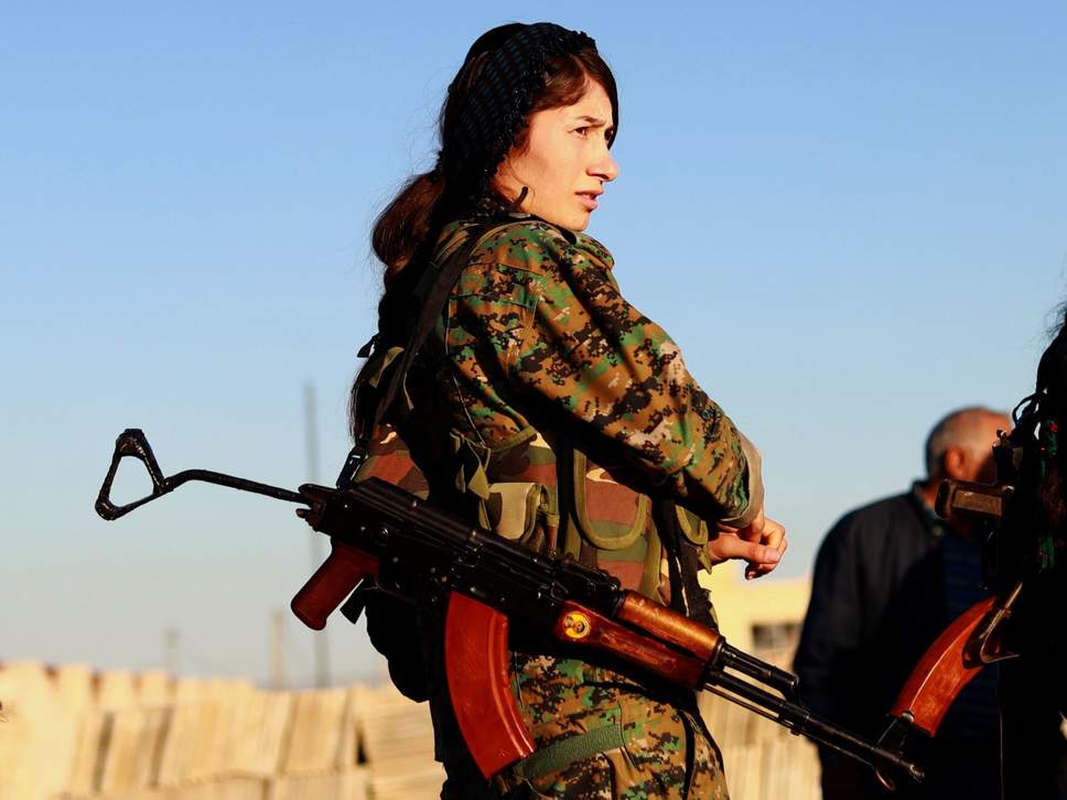 Kurdské oblasti na severu Sýrie se připravují na novou tureckou ofenzívu, SDF zastavili boj proti IS.