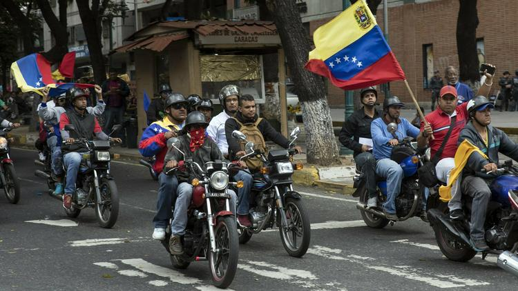 Státní služby ve Venezuele se rozpadají ale socialistický režim jen tak nepadne.